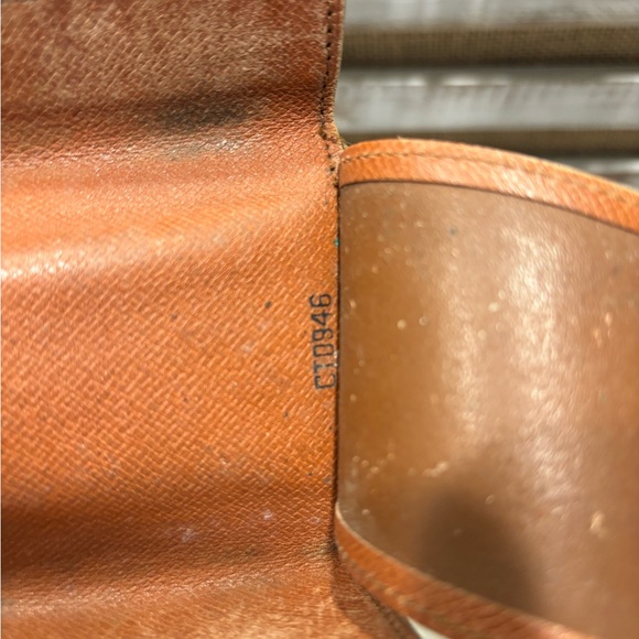 Louis Vuitton Monogram Key Holder - Picture 14 of 15